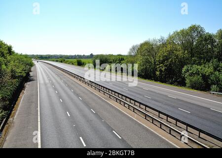 Une autoroute   déserte en raison de la fermeture du gouvernement, Shepperton Surrey UK Banque D'Images