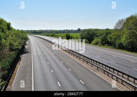 Une autoroute   déserte en raison de la fermeture du gouvernement, Shepperton Surrey UK Banque D'Images