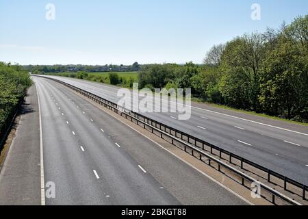 Une autoroute   déserte en raison de la fermeture du gouvernement, Shepperton Surrey UK Banque D'Images