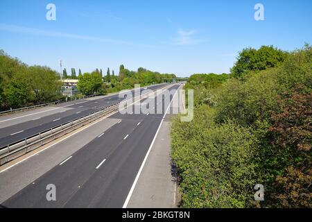 Une autoroute   déserte en raison de la fermeture du gouvernement, Shepperton Surrey UK Banque D'Images