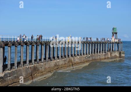 West Pier à Whitby, dans le Yorkshire. Maison à l'abbaye de Whitby et le célèbre marché aux poissons, c'est aussi là que le capitaine Cook a appris la matelerie Banque D'Images