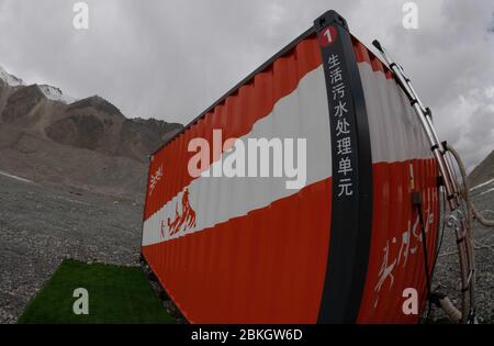 Monter le camp de base Qomolangma. 2 mai 2020. La photo prise le 2 mai 2020 montre l'installation d'évacuation sanitaire des eaux usées au camp de base du Mont Qomolangma dans la région autonome du Tibet du sud-ouest de la Chine. Les installations d'élimination des déchets installées au camp de base du mont Qomolangma peuvent répondre aux besoins de plus de 200 personnes par jour pour traiter leurs déchets de cuisine et les eaux d'égout sanitaires, ce qui contribue à réduire l'impact des activités humaines sur l'environnement de la montagne. Crédit: Jigme Dorje/Xinhua/Alay Live News Banque D'Images