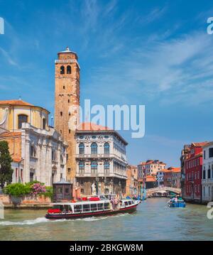 Venise, Province de Venise, région Vénétie, Italie. Le trafic d'eau, y compris un vaporetto ou un ferry, se tournant du Grand Canal pour entrer dans le Cannaregio C Banque D'Images