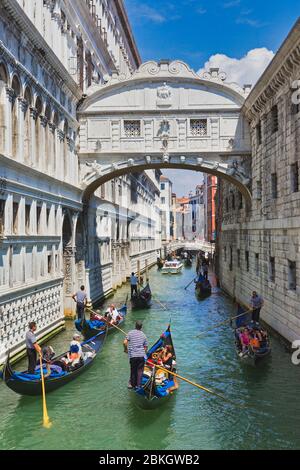 Venise, Venise, Vénétie, Italie. Le pont des Soupirs au-dessus du Rio di Palazzo, également connu sous le nom de Rio della Paglia. Venise est un monde UNESCO il Banque D'Images