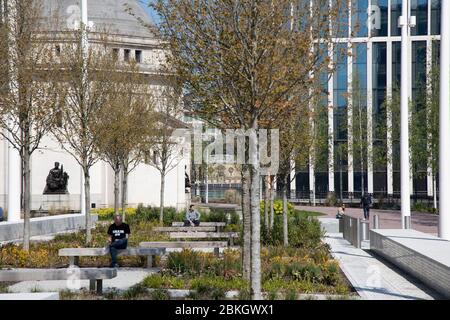 L'atmosphère locale due au verrouillage de Coronavirus se fait sentir dans une rue au niveau de la rue, car les rues restent pratiquement désertées sur la place du Centenaire à l'extérieur de la Bibliothèque de Birmingham, car la plupart des gens observent le séjour à domicile conseils du gouvernement le 24 avril 2020 à Birmingham, Angleterre, Royaume-Uni. Le coronavirus ou le Covid-19 est une nouvelle maladie respiratoire qui n'a pas été observée auparavant chez l'homme. Bien que beaucoup ou que l'Europe ait été mise en place pour le maintien, le gouvernement britannique a étendu des règles strictes dans le cadre de sa stratégie à long terme, et en particulier de l'éloignement social. Banque D'Images