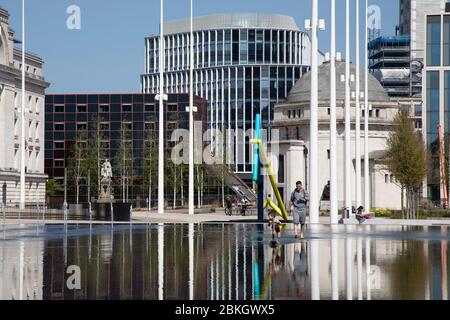 L'atmosphère locale due au verrouillage de Coronavirus se fait sentir dans une rue au niveau de la rue, car les rues restent pratiquement désertées sur la place du Centenaire à l'extérieur de la Bibliothèque de Birmingham, car la plupart des gens observent le séjour à domicile conseils du gouvernement le 24 avril 2020 à Birmingham, Angleterre, Royaume-Uni. Le coronavirus ou le Covid-19 est une nouvelle maladie respiratoire qui n'a pas été observée auparavant chez l'homme. Bien que beaucoup ou que l'Europe ait été mise en place pour le maintien, le gouvernement britannique a étendu des règles strictes dans le cadre de sa stratégie à long terme, et en particulier de l'éloignement social. Banque D'Images