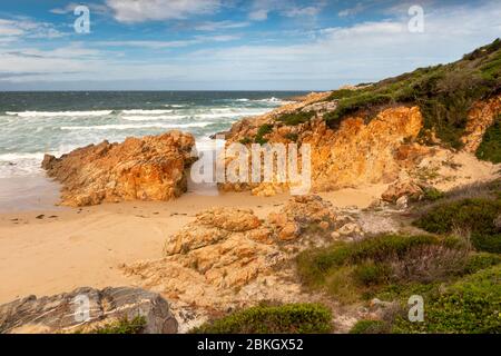 Afrique du Sud, Cap occidental, baie de Plettenberg, plage de Lookout, promontoire rocheux et crique isolée sous le restaurant Lookout Deck Banque D'Images