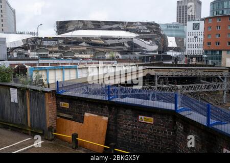 Des chemins de fer vides menant à la gare Grand Central, alias la gare Birmingham New Street dans le centre-ville de Birmingham, qui est pratiquement désertée sous Coronavirus, sont enferrés dans un après-midi pluvieux le 28 avril 2020 à Birmingham, Angleterre, Royaume-Uni. La deuxième ville britannique est en état de réaménagement depuis quelques années, mais avec de nombreux vestiges architecturaux désuets encore restants, en gris, le paysage urbain apparaît comme s'il était gelé à temps. Le coronavirus ou le Covid-19 est une nouvelle maladie respiratoire qui n'a pas été observée auparavant chez l'homme. Bien que beaucoup ou l'Europe ait été placé dans l Banque D'Images