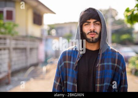 Jeune homme hipster indien barbu dans les rues de la ville Banque D'Images