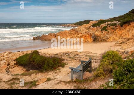 Afrique du Sud, Cap occidental, baie de Plettenberg, plage de Lookout, banc en bois sur la pointe au-dessus de la crique isolée au restaurant Lookout Deck Banque D'Images