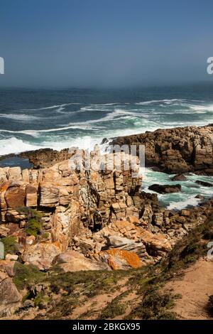 Afrique du Sud, Cap occidental, baie de Plettenberg, réserve naturelle de Robberg, littoral rocheux avec vagues qui s'écrasent derrière Banque D'Images