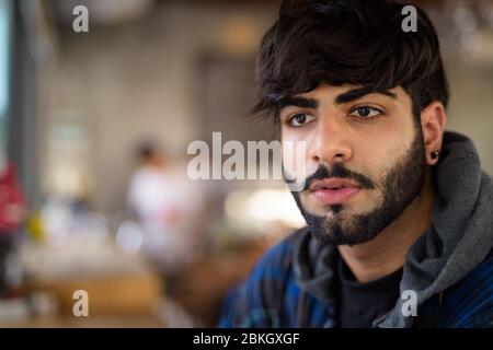 Jeune homme hipster indien barbu au café Banque D'Images