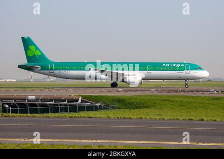 Paris / France - 24 avril 2015 : AER Lingus Airbus A321 EI-CPH avion passagers arrivée et atterrissage à l'aéroport Paris Charles de Gaulle Banque D'Images