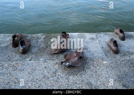 Chaussures sur le mémorial de l'Holocauste de la Danube, Budapest, Hongrie centrale, Hongrie Banque D'Images