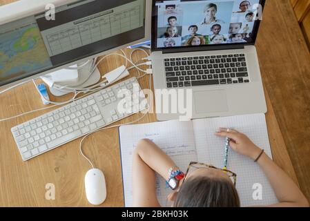 Fille fréquentant des cours en ligne de l'école à partir de la maison Banque D'Images
