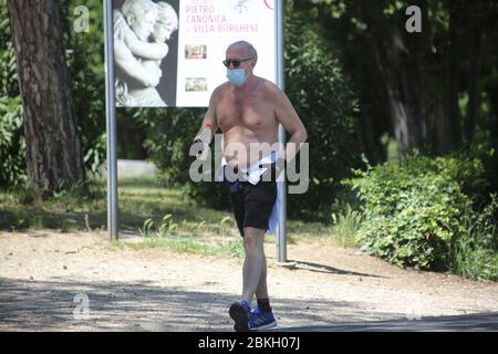 Roma, Italie. 04 mai 2020. Roma, Italie, 4 maggio 2020: Riprénde l'attività fisica in giro per le strade di villa Borghese nel giorno di inizio della fase 2 dopo vers 2 mesi dall'inizio della quarantena per contrastare la diffusione del virus Covid-19. Nel centro storico di Roma ha riaperto villa Borghese par consatività fisica all'aperto. Non sono molte le persone che si trovano en giro. Crédit: Agence de photo indépendante/Alay Live News Banque D'Images