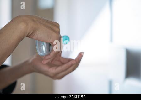 Mains de l'homme appliquant du gel désinfectant à l'alcool Banque D'Images