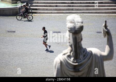 Roma, Italie. 04 mai 2020. Roma, Italie, 4 maggio 2020: Riprénde l'attività fisica a Piazza del Popolo deserta nel giorno di inizio della fase 2 dopo circa 2 mesi dall'inizio della quaranttena per contrastare la diffusione del virus Covid-19. Nel centro storico di Roma ha riaperto villa Borghese par consatività fisica all'aperto. Non sono molte le persone che si trovano en giro. Crédit: Agence de photo indépendante/Alay Live News Banque D'Images