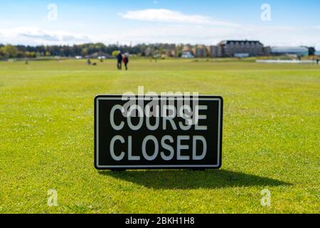 St Andrews, Écosse, Royaume-Uni. 4 mai 2020. Le célèbre Old course de St Andrews est fermé en raison du verrouillage du coronavirus. Les habitants du coin font le meilleur du parcours de golf fermé en l'utilisant comme parc pour faire de l'exercice quotidien. Photo : signe fermé du parcours sur le premier tee. Iain Masterton/Alay Live News Banque D'Images