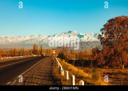 Vue sur les montagnes avec la route en premier plan Banque D'Images