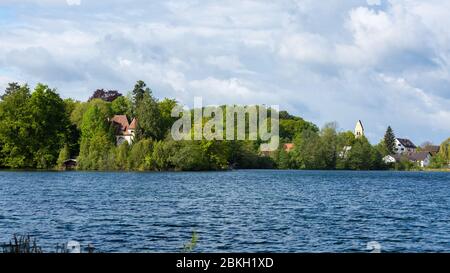 Vue sur le lac Wessling avec arbres et église 'Mariae Himmelfahrt' (anglais: Assomption de Marie). Zone de loisirs moins connue près de Munich. Panorama. Banque D'Images