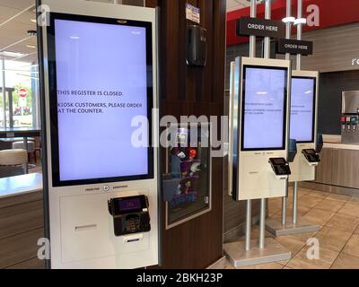 Orlando, FL/USA-5/3/20 : un kiosque en libre-service pour passer une commande alimentaire sans aide d'un employé chez McDonald's qui sont fermés en raison du Coronavirus et s Banque D'Images