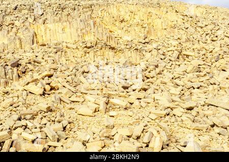 Voir des formations rocheuses dans la Menuiserie site, partie de Makhtesh (cratère) Ramon, dans le désert du Néguev, dans le sud d'Israël Banque D'Images