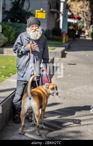 De vrais sans-abri vulnérables, inquiets et abandonnés avec son chien dans les rues Providencia pendant le confinement de la maladie de coronavirus COVID-19 Banque D'Images