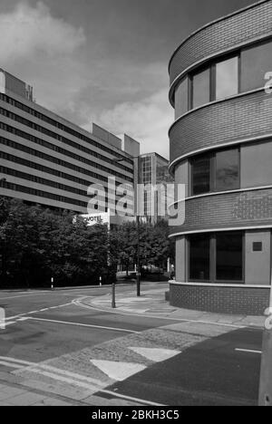 Fenêtres en brique grise bandes horizontales Monochrome 2-14 Shortlands, Hammersmith, Londres W6 Banque D'Images