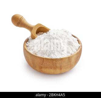 Farine de blé dans un bol et épillets isolés sur blanc Banque D'Images