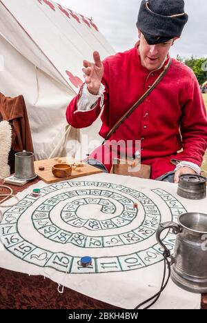 Le jeu de l'OIE, du gibier d'oie ou de l'OIE royale étant joué par un membre du Sealed Knot, réacteur de la guerre civile anglaise. Banque D'Images