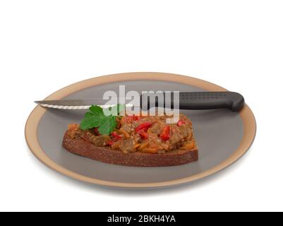caviar d'aubergine sur le morceau de pain dans la plaque Banque D'Images
