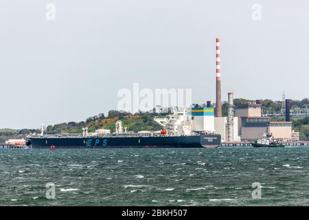 WhiteGate, Cork, Irlande. 04 mai 2020. Pétrolier Tirehenian Sea qui la rend dans le port escorted par le remorqueur DSG Titan avec un envoi de pétrole brut à la raffinerie Irving Oil de Whitegate, Co. Cork, Irlande. - crédit David Creedon / Alay Live News Banque D'Images