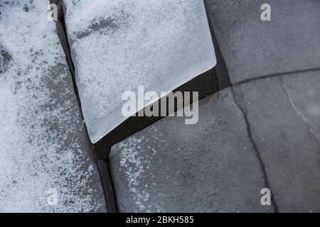 Plaques de glace cassées le long de la rive du lac supérieur dans le parc national de Tettegouche, le long de la rive nord du Minnesota, aux États-Unis Banque D'Images