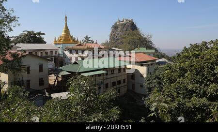 Resultados de búsqueda Resultados de la Web Volcanic Chimney Taung Katat dans le Mont Popa, Myanmar Banque D'Images