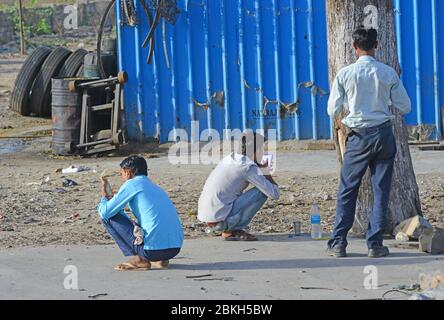 Beawar, Inde. 3 mai 2020. un barbier au bord de la route pendant le gouvernement a imposé un verrouillage national suite à la nouvelle pandémie de coronavirus (COVID-19) à Beawar. (Photo de Sumit Saraswat/Pacific Press) crédit: Agence de presse du Pacifique/Alay Live News Banque D'Images