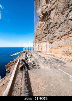 Dommages de la route de chute de falaise. Les effets de l'érosion côtière environnementale sur une route de l'île des Canaries de Gran Canaria. Banque D'Images