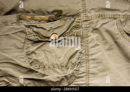 Vêtements de coton stonewashed texture avec coutures, fermoirs, boutons et rivets, macro Banque D'Images