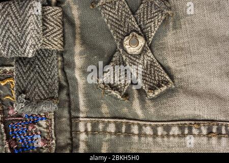 Vêtements de coton stonewashed texture avec coutures, fermoirs, boutons et rivets, macro Banque D'Images