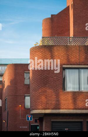 Red Brick Curved Corners architectural Detail Marks & Spencer TK Maxx Boots 57 King St, Hammersmith, London W6 9HW Banque D'Images