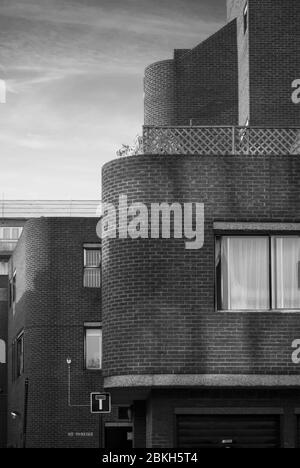 Red Brick Curved Corners architectural Detail Marks & Spencer TK Maxx Boots 57 King St, Hammersmith, London W6 9HW Banque D'Images