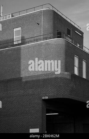 Red Brick Curved Corners architectural Detail Marks & Spencer TK Maxx Boots 57 King St, Hammersmith, London W6 9HW Banque D'Images