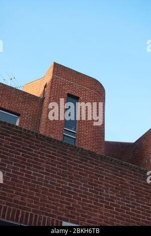 Red Brick Curved Corners architectural Detail Marks & Spencer TK Maxx Boots 57 King St, Hammersmith, London W6 9HW Banque D'Images