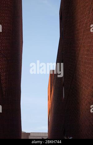 Red Brick Curved Corners architectural Detail Marks & Spencer TK Maxx Boots 57 King St, Hammersmith, London W6 9HW Banque D'Images