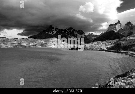 Photo en noir et blanc du lac Pehoe lors d'une tempête dans le parc national Torres del Paine, Patagonie, Chili. Banque D'Images