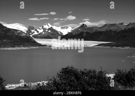 Vue sur le glacier Perito Moreno situé dans le parc national de Los Glaciares dans la province de Santa Cruz, en Argentine. Banque D'Images