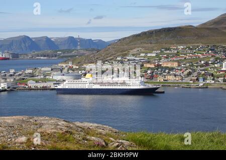 Bateau de croisière amarré dans le port de Hammerfest, la ville la plus septentrionale du monde avec plus de 10,000 habitants, comté de Troms og Finnmark, Norvège Banque D'Images