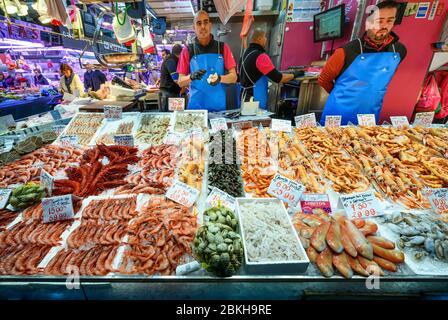 Les fruits de mer de toute l'Espagne en vente dans le Business Park-Mercardo, disposant de Maravillas, l'un des plus grands marchés alimentaires de l'Europe. Cuatro Caminos, Madrid, Espagne Banque D'Images