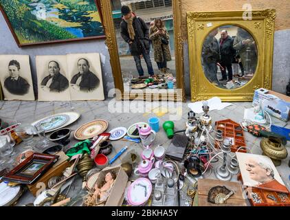 Les chasseurs de bonnes affaires ont fait le tour des antiquités et de la brac-a-brac en vente sur le marché aux puces de Rastro entre la Latina et Embajadores, Madrid, Espagne. Banque D'Images