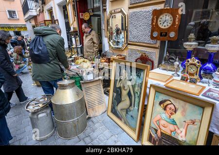 Les chasseurs de bonnes affaires ont fait le tour des antiquités et de la brac-a-brac en vente sur le marché aux puces de Rastro entre la Latina et Embajadores, Madrid, Espagne. Banque D'Images